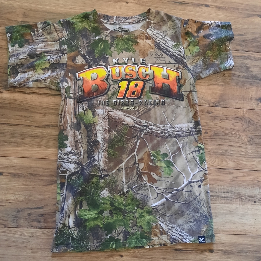 Unisex short sleeve shirt size small. Kyle Busch.